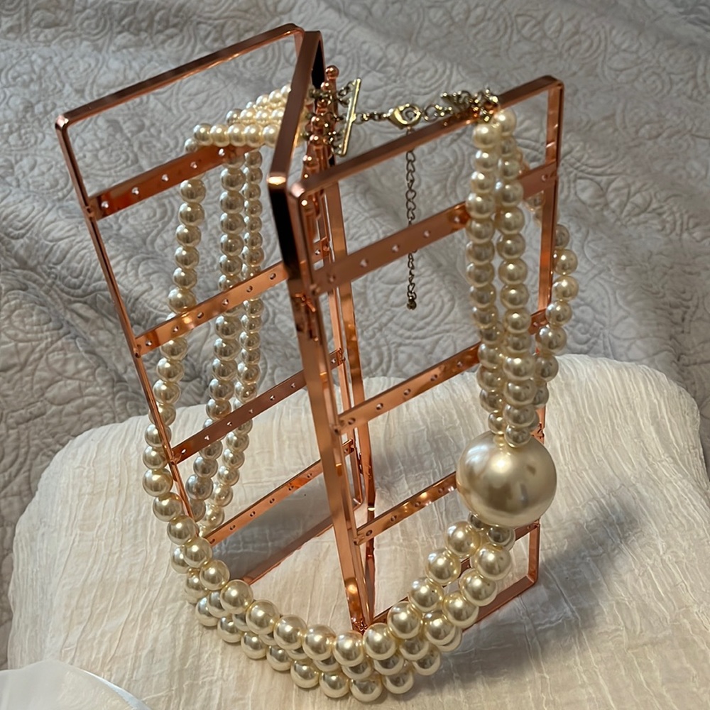 3 Strand, White Pearl Necklace. Beautiful.